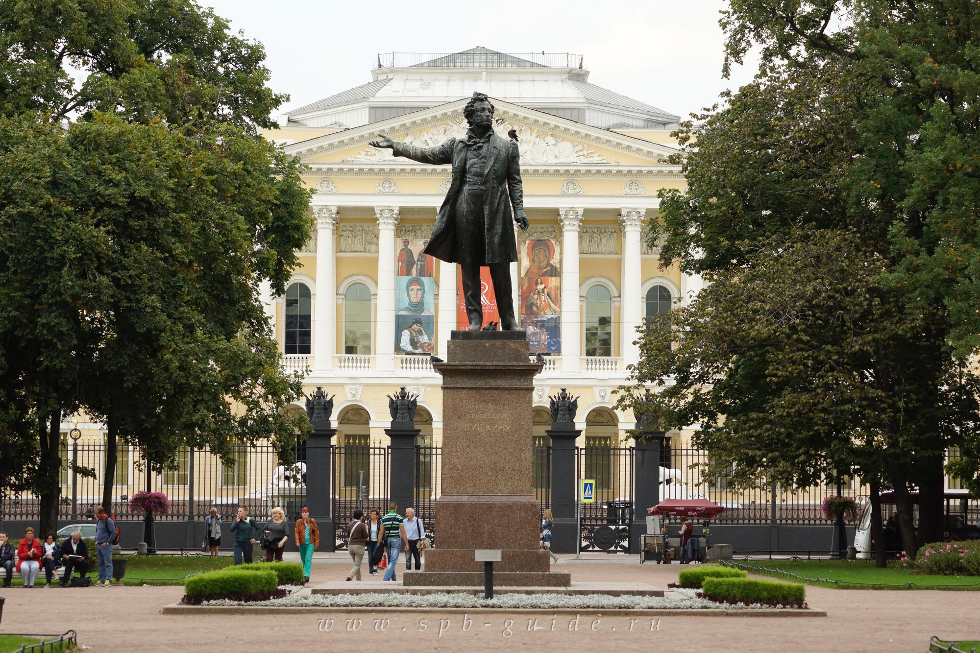 Памятник Пушкину на площади Искусств