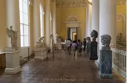 Главный вестибюль Русского музея в Санкт-Петербурге Главный вестибюль Русского музея в Санкт-Петербурге