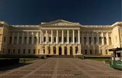 Михайловский дворец – главное здание Русского музея, вход для посетителей Михайловский дворец – главное здание Русского музея, вход для посетителей