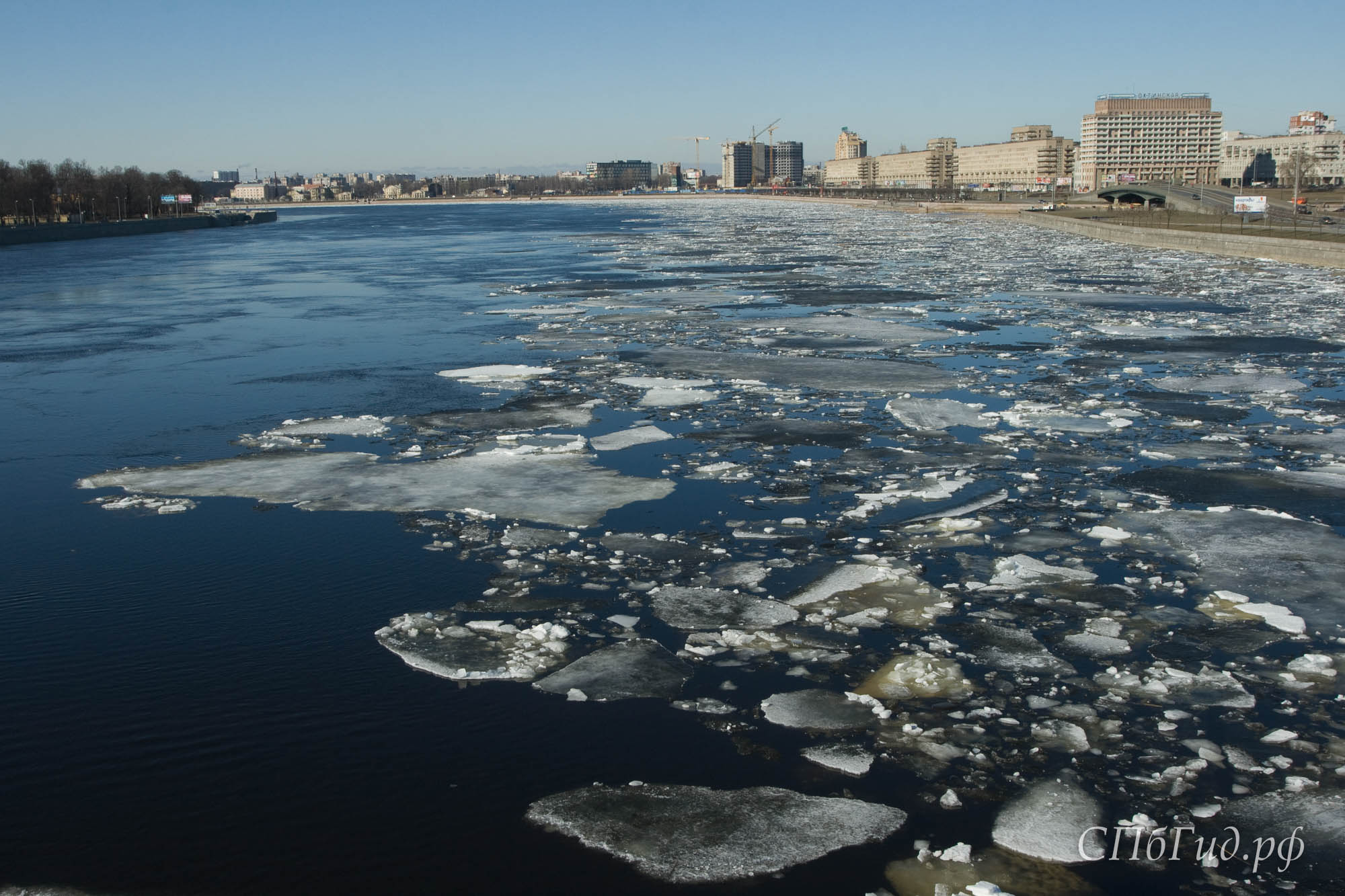 Ледоход на Неве, вид с Большеохтинского моста