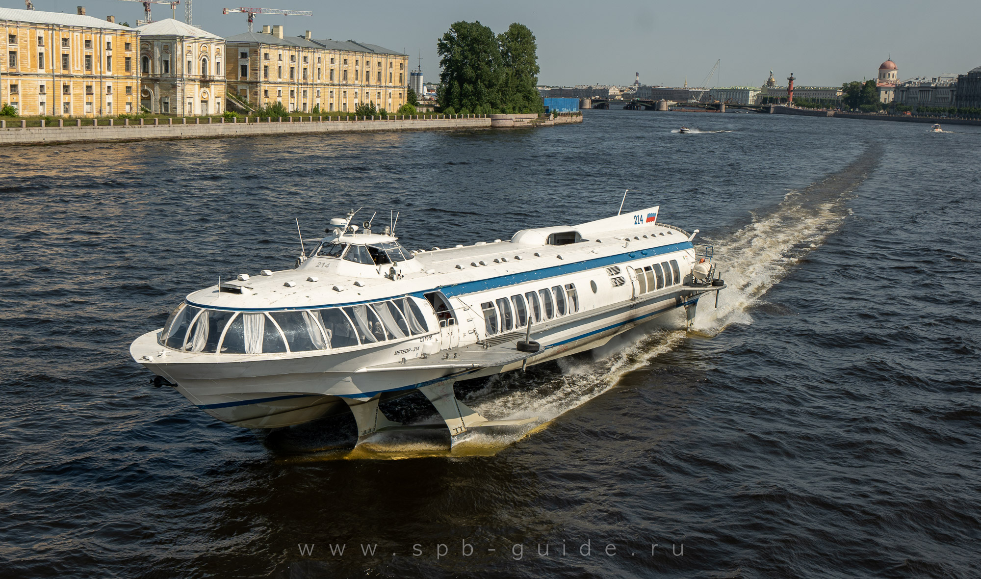 Судно типа «Метеор» по пути в Петергоф