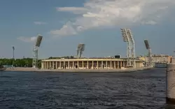 Стадион Петровский в Санкт-Петербурге, вид с берега Невы Стадион Петровский в Санкт-Петербурге, вид с берега Невы