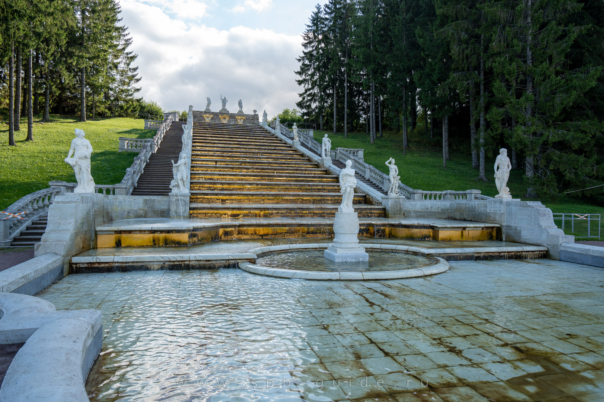 Каскад Золотая гора в Петергофе