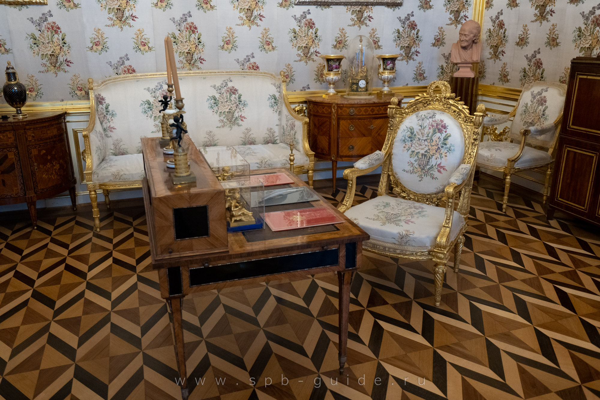 Рабочий стол императрицы, Большой дворец в Петергофе