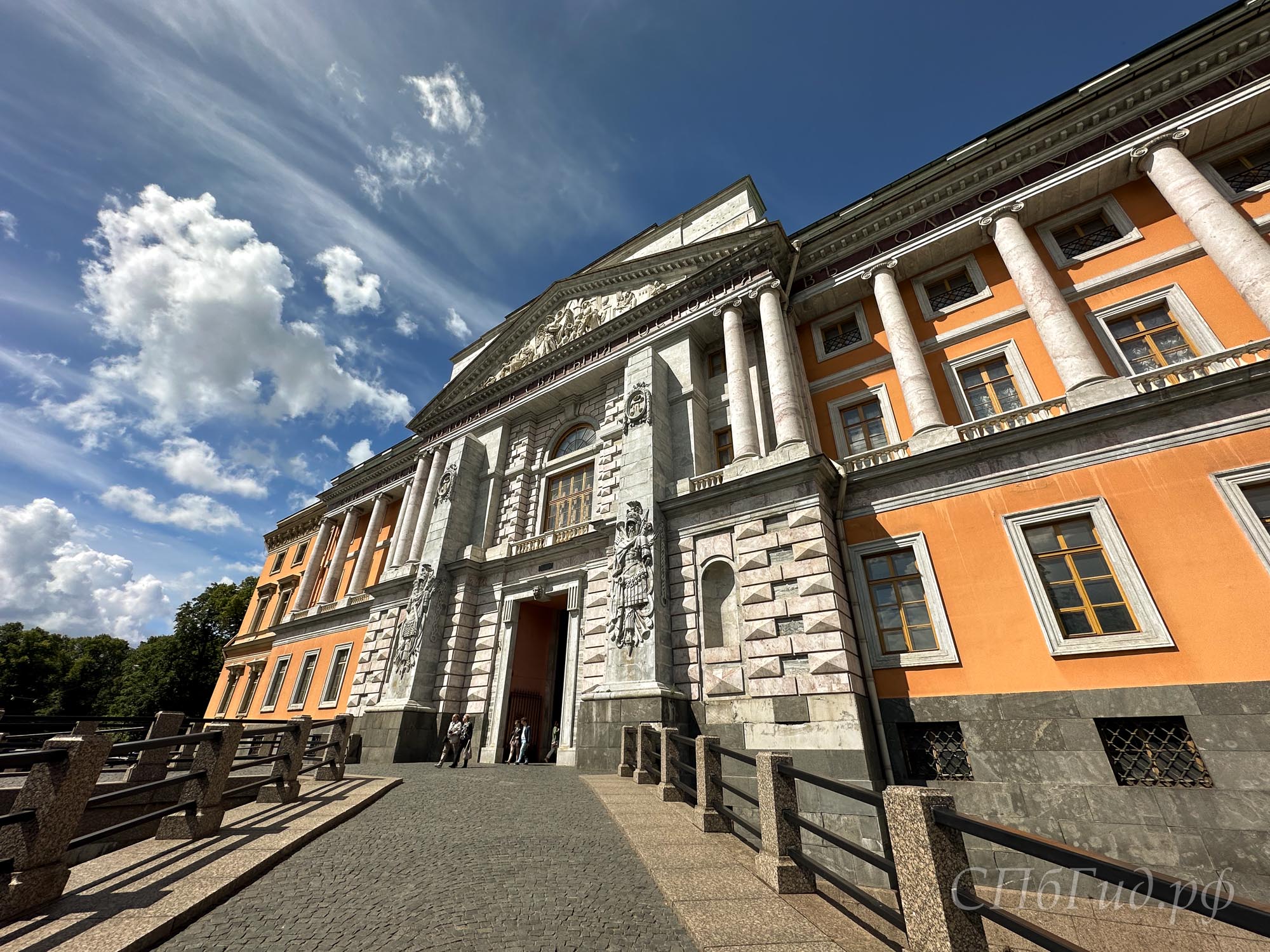Михайловский замок в Санкт-Петербурге