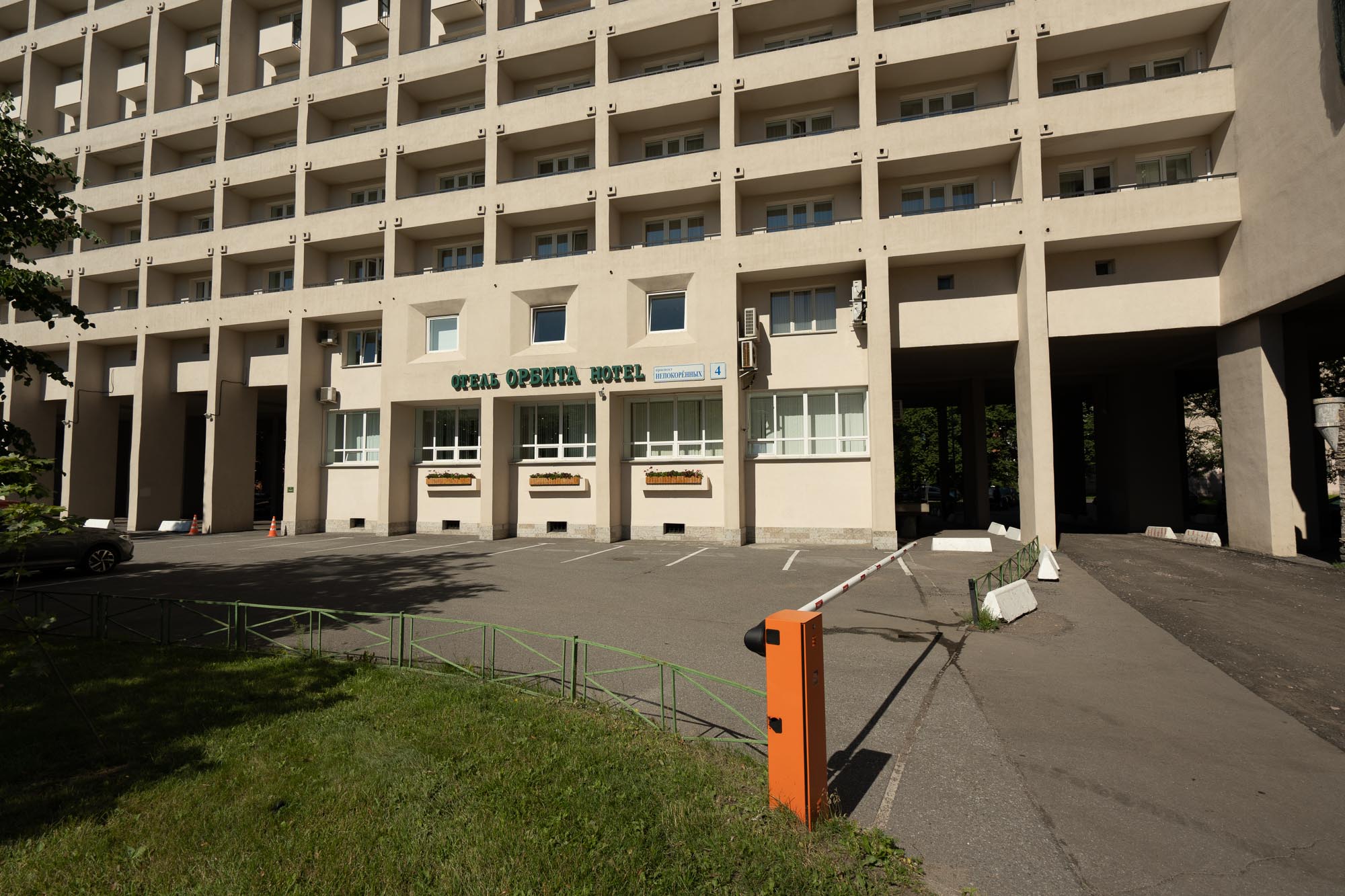 Парковка у гостиницы «Орбита» в Санкт-Петербурге