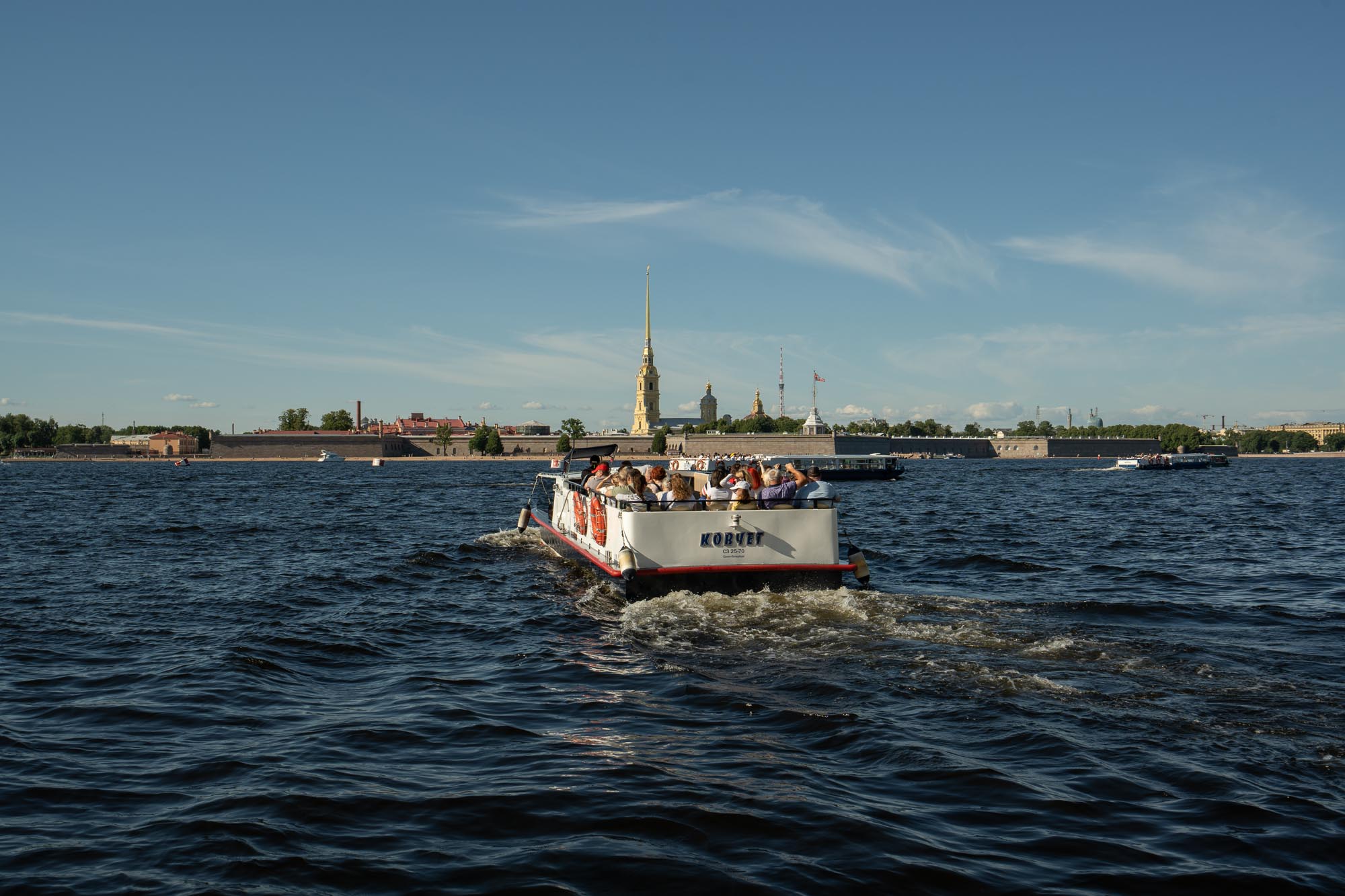 Теплоход «Ковчег» на Неве в Санкт-Петербурге