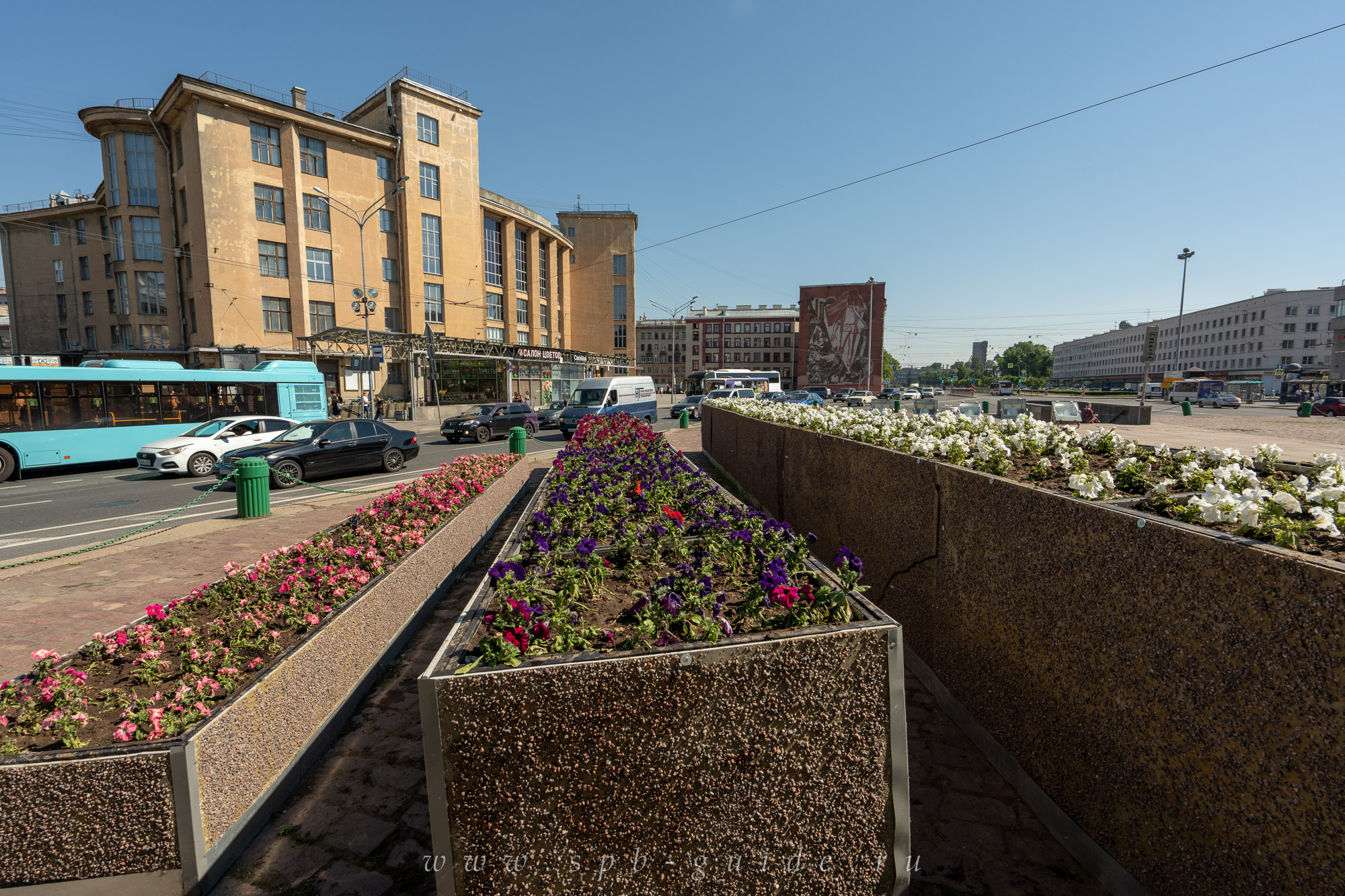 Клумбы на площади Стачек