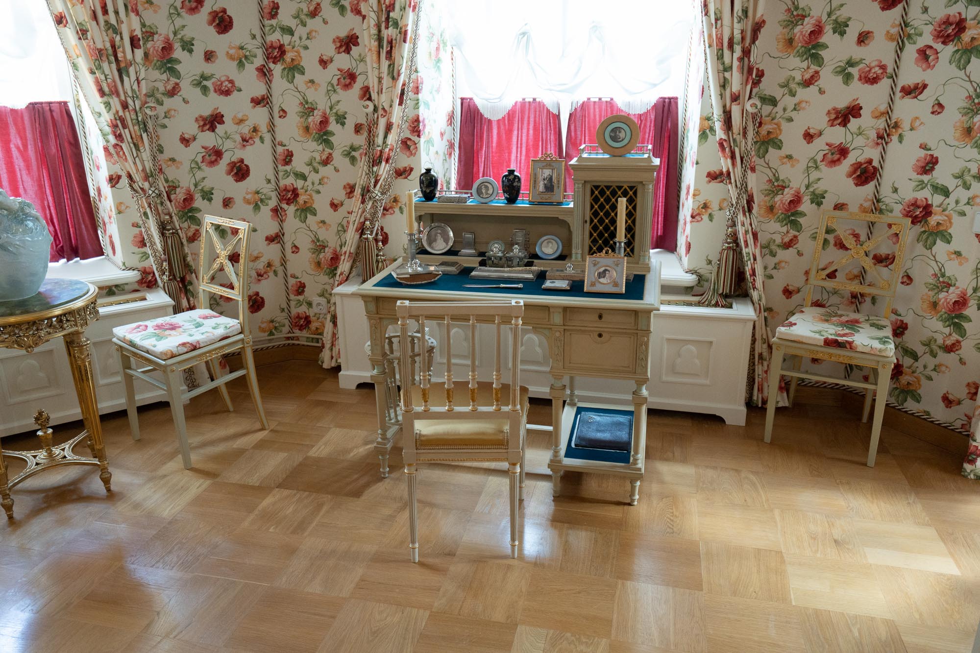 Фермерский дворец в Петергофе, Белая гостиная