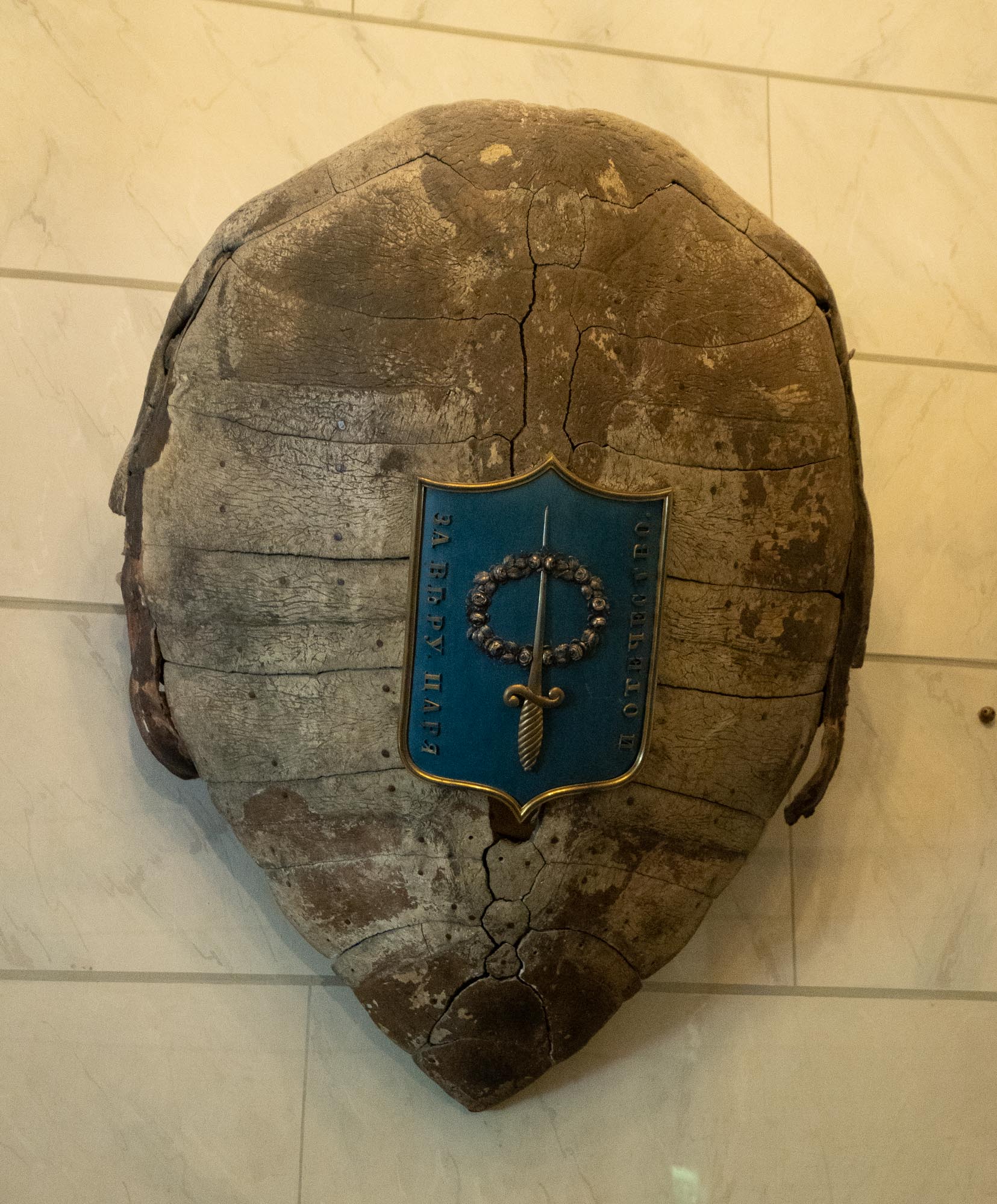 Герб парка Александрия на панцире черепахи, дворец «Коттедж» в Петергофе