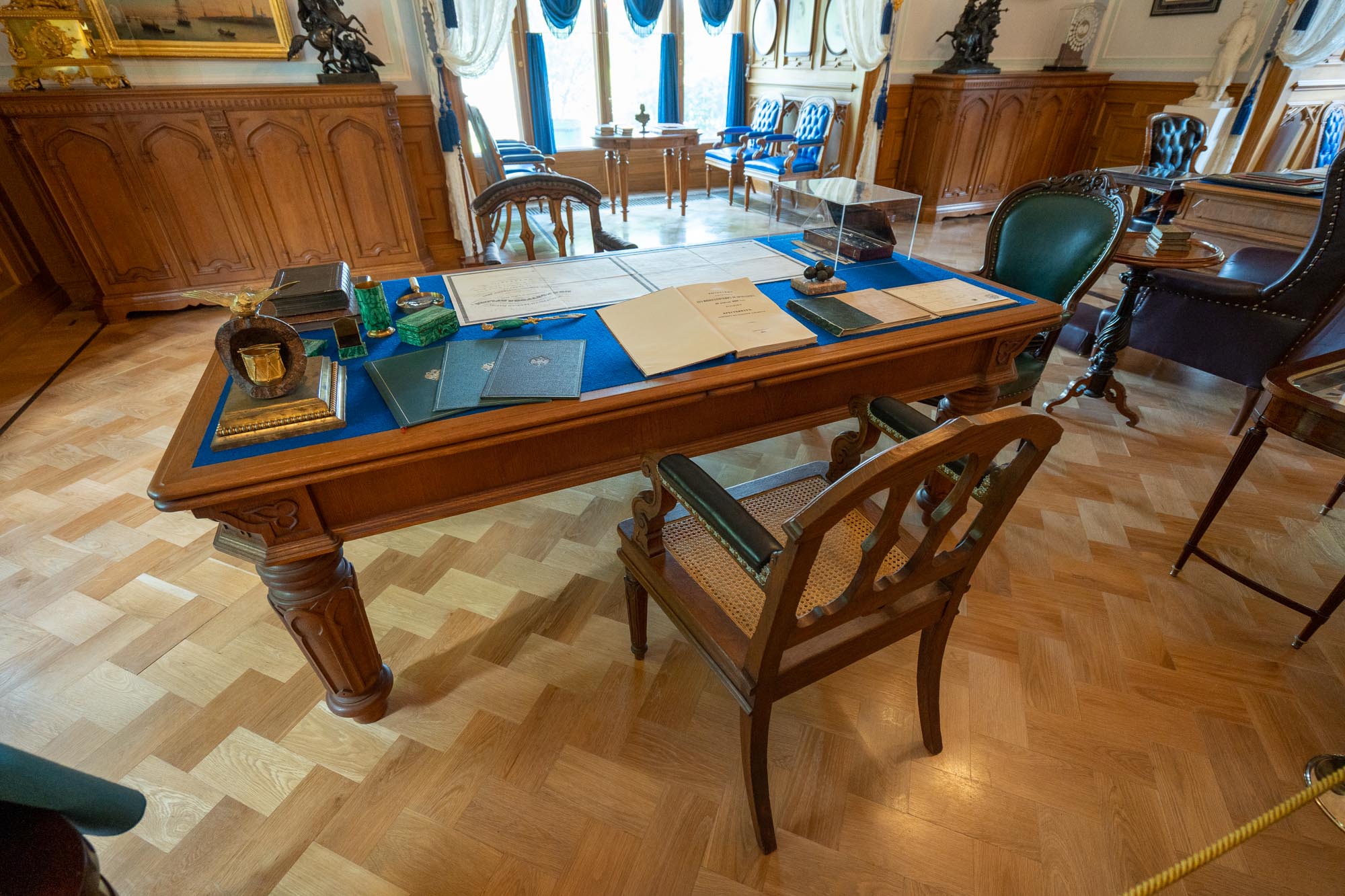 Стол для комитетов, кресло императора и кресло посетителя