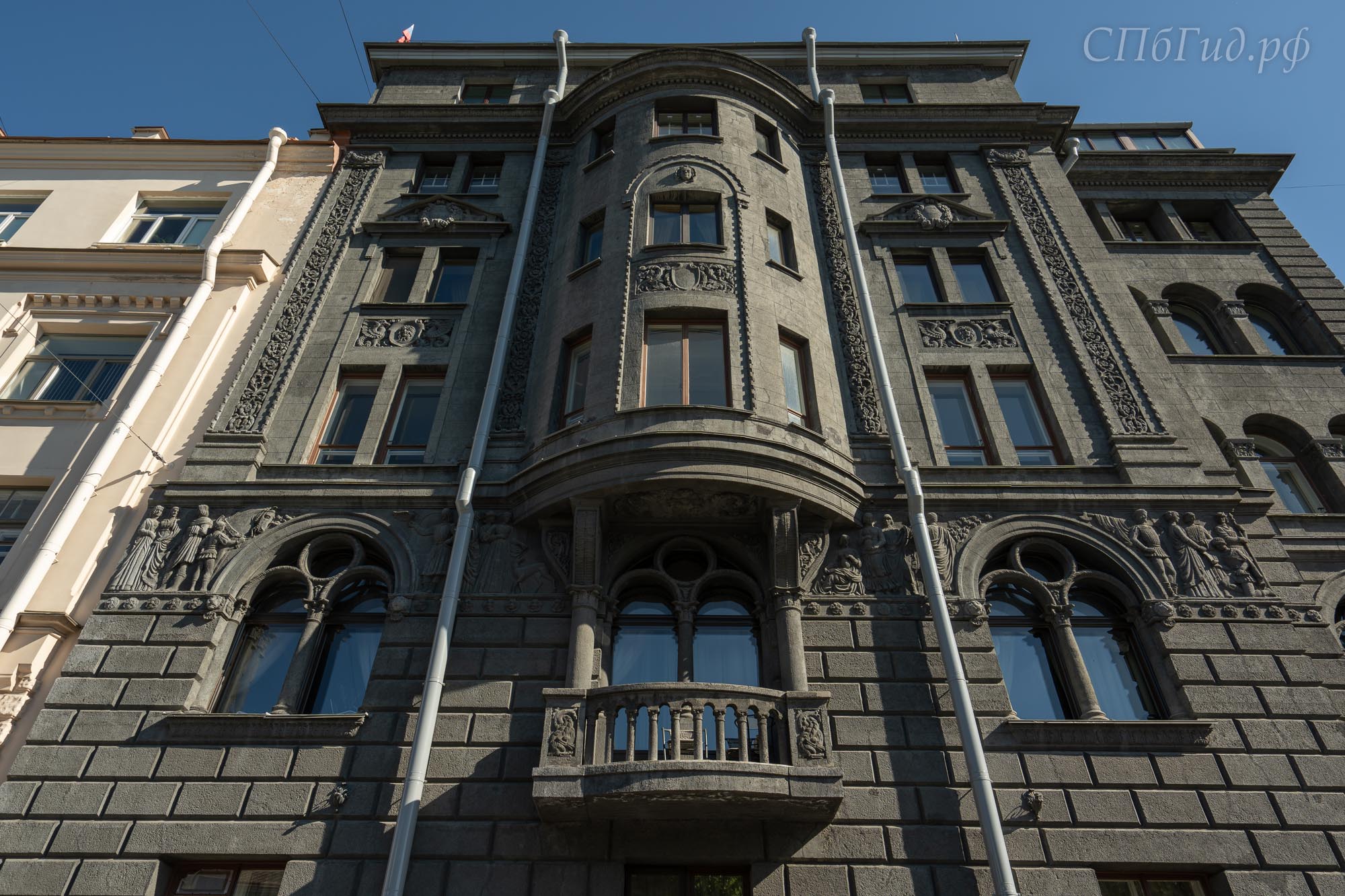 Эркер дома Веге в Санкт-Петербурге