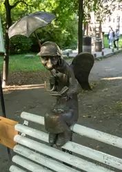 Скульптура Петербургский ангел на скамейке в Измайловском саду в Санкт-Петербурге Скульптура Петербургский ангел на скамейке в Измайловском саду в Санкт-Петербурге