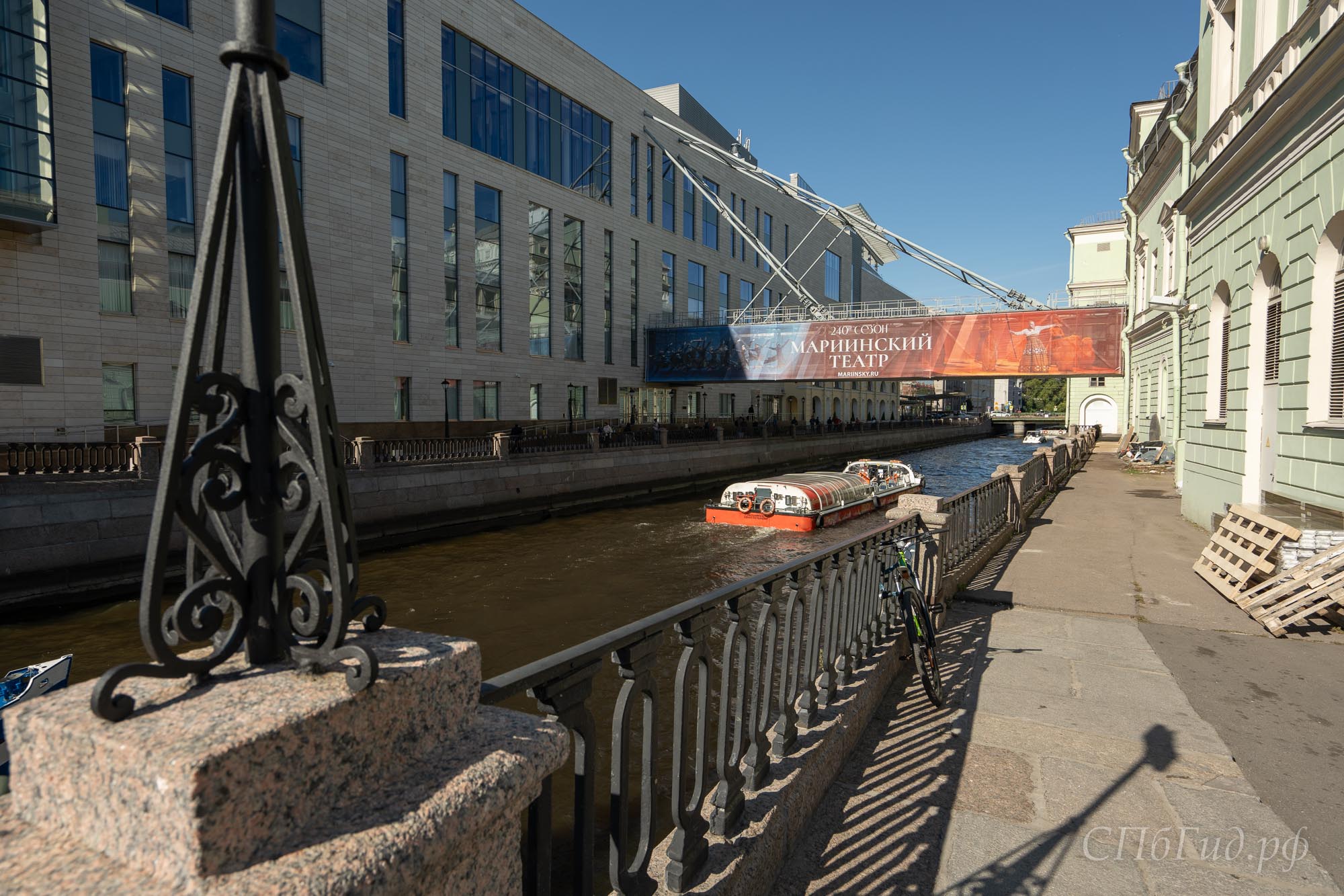 Крюков канал проходит между зданиями Мариинского театра