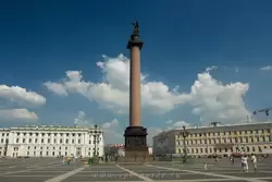 Александрийская колонна на Дворцовой площади, солнечная погода
