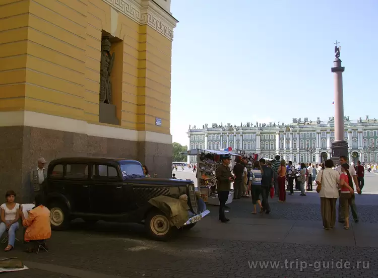 Вид на Дворцовую площадь из арки Главного штаба