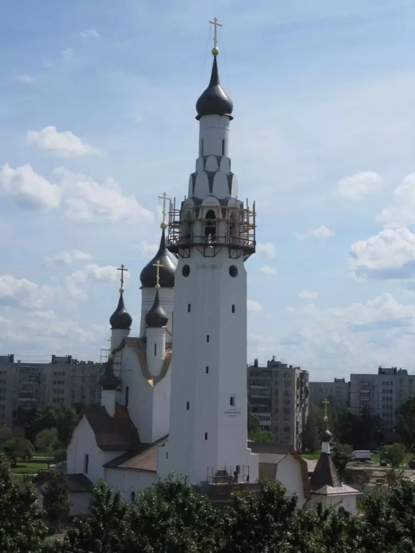 Церковь апостола Петра в парке Строителей в Санкт-Петербурге