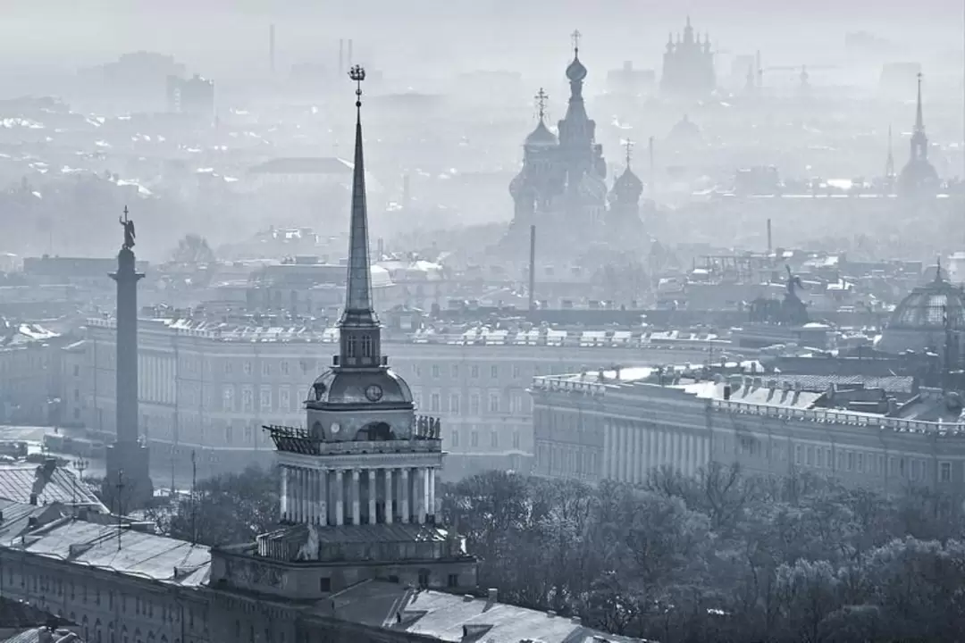 Вид на Адмиралтейство и центр Петербурга с вертолёта