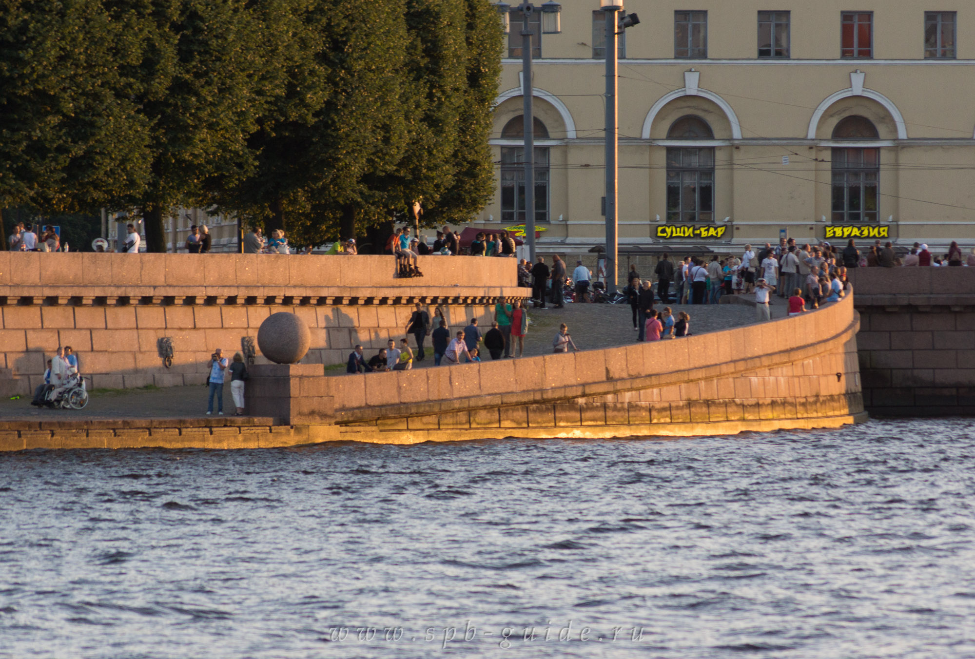 Спуск к воде на Стрелке Васильевского острова