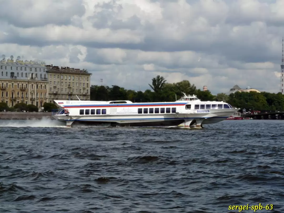 Теплоход на подводных крыльях «метеор» на Неве