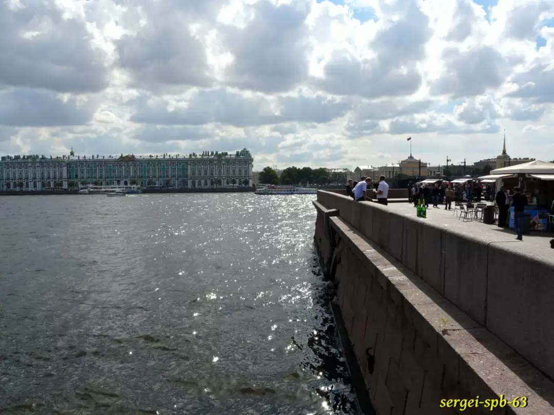 Вид на Эрмитаж от Стрелки Васильевского острова