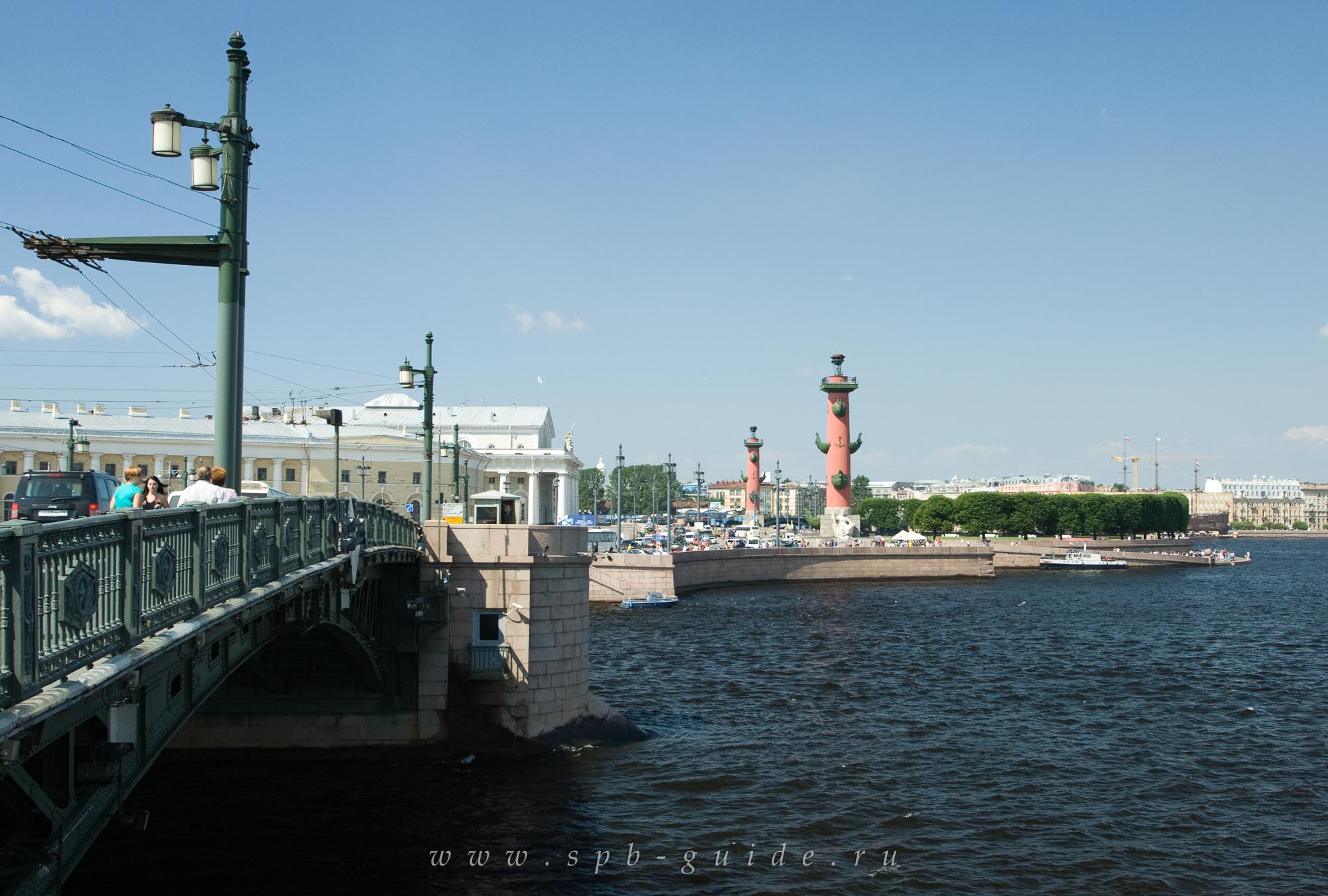 Вид на стрелку Васильевского острова с Дворцового моста