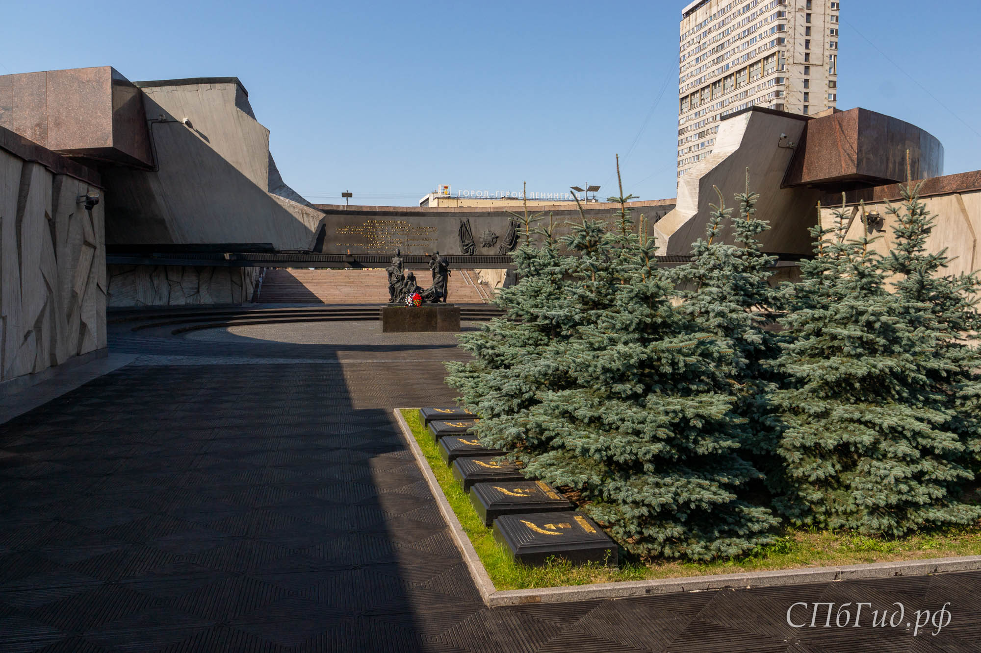Центральная часть мемориала — разорванное кольцо, символизирующее снятие блокады