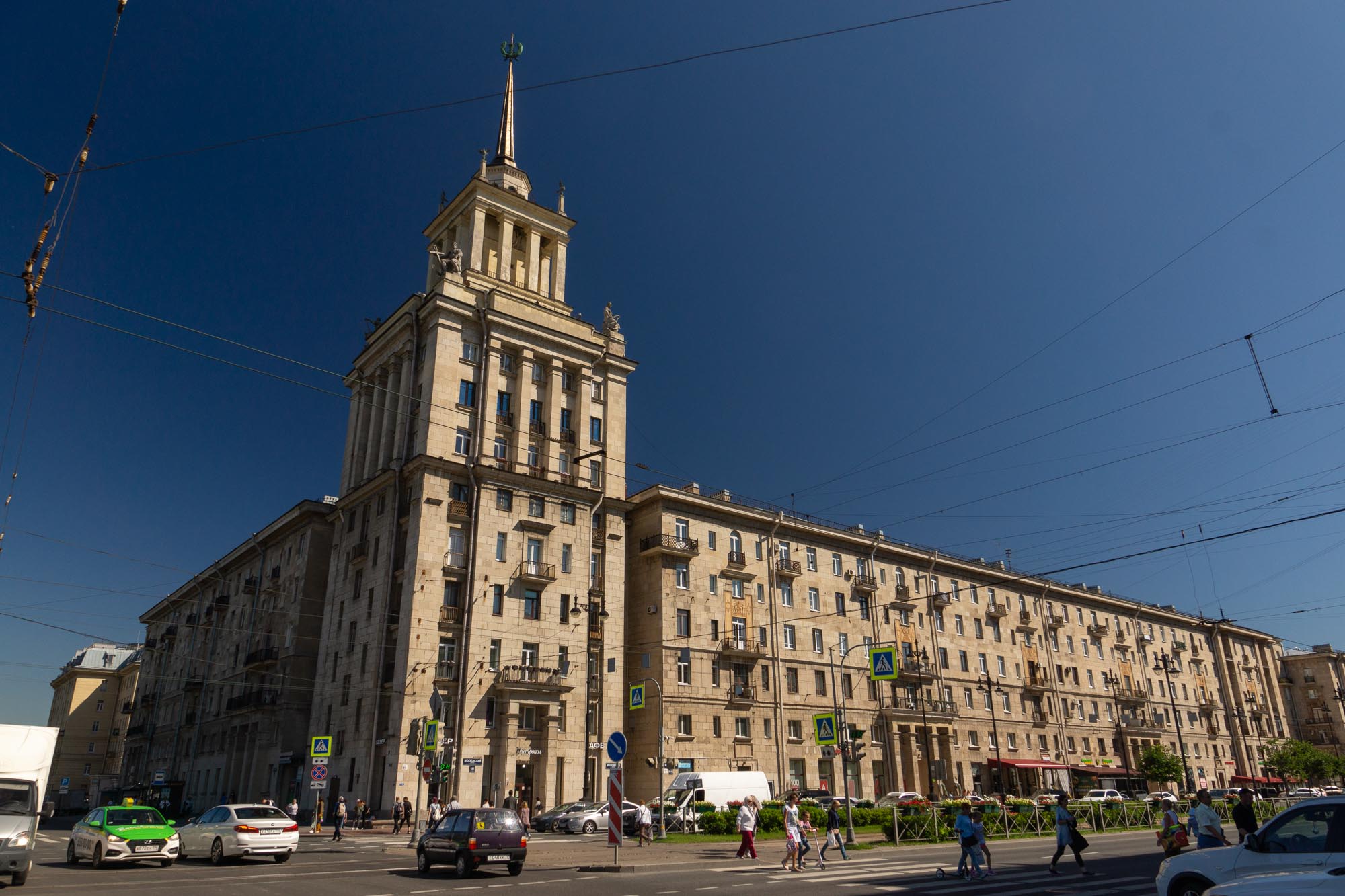 Дом со шпилем на Московском проспекте в Санкт-Петербурге