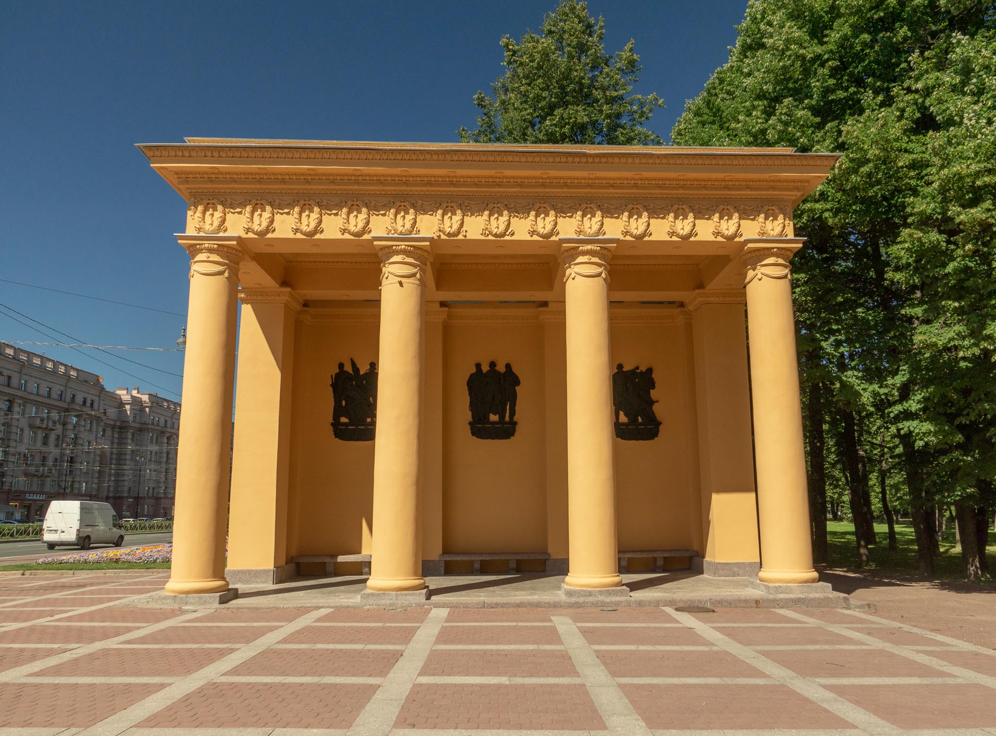 Пропилеи главного входа в Московский парк Победы в Санкт-Петербурге