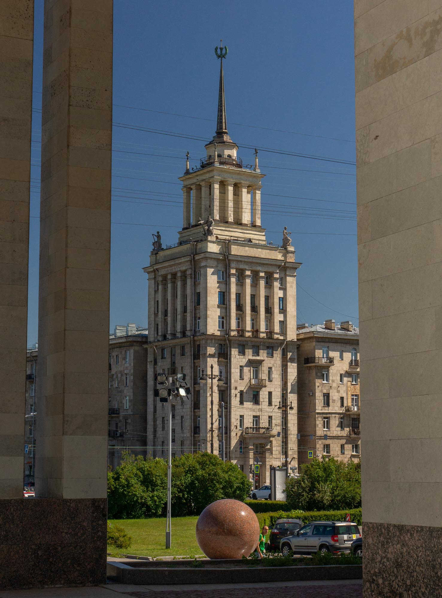 Высотка со шпилем на Московском проспекте в Санкт-Петербурге