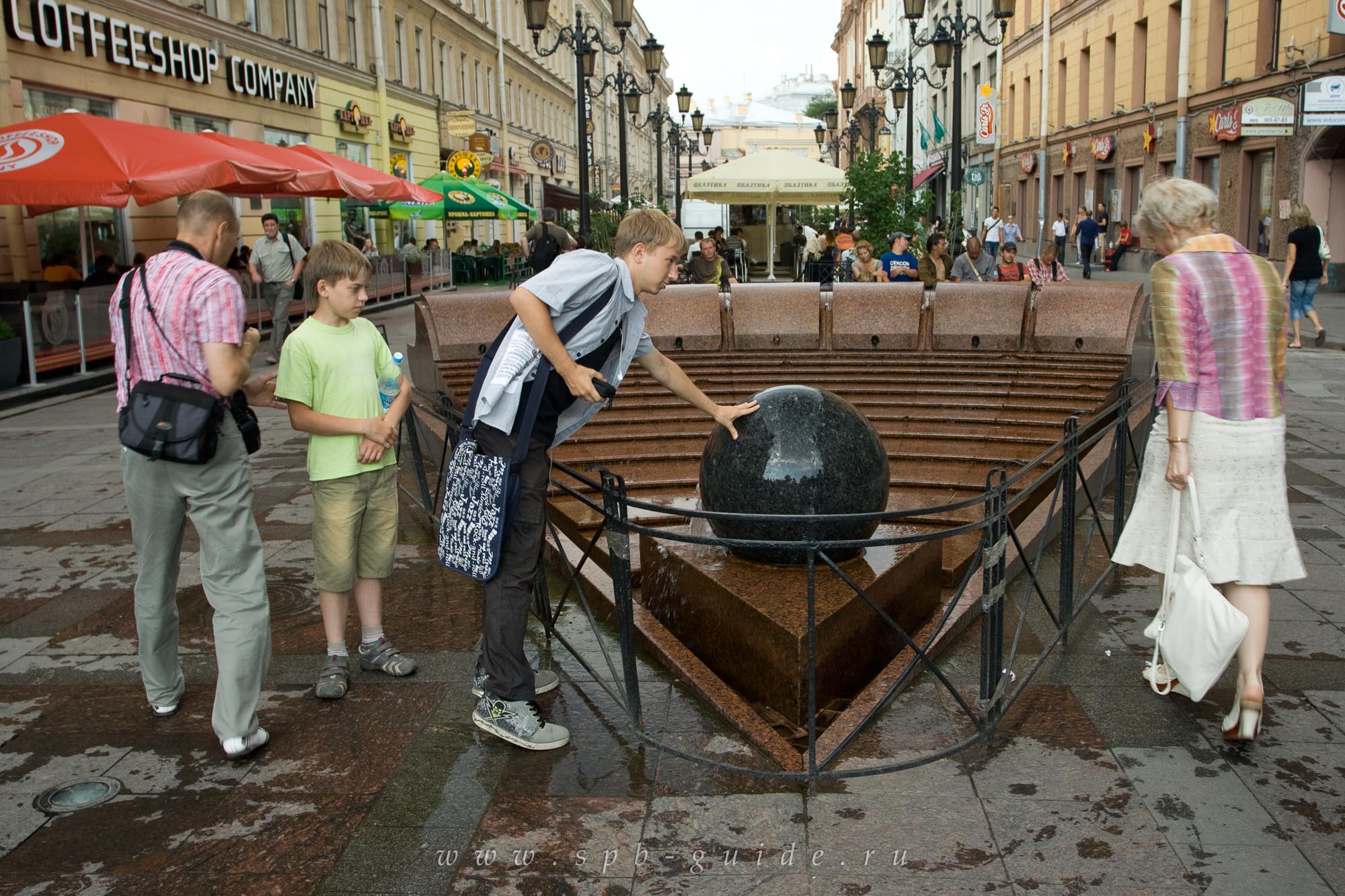 Фонтан с шаром на улице Малая Садовая в Санкт-Петербурге