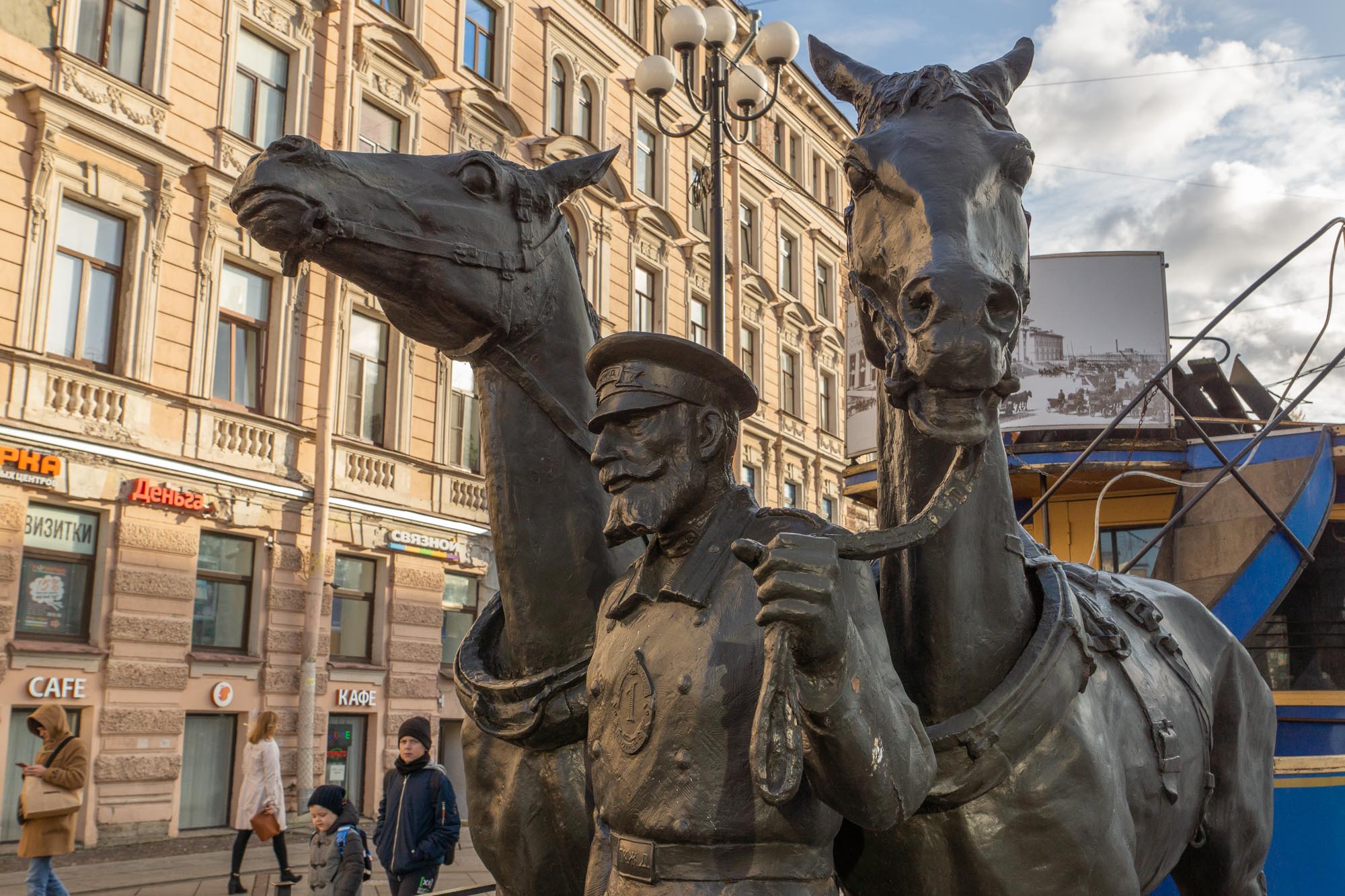 Памятник конке в Санкт-Петербурге