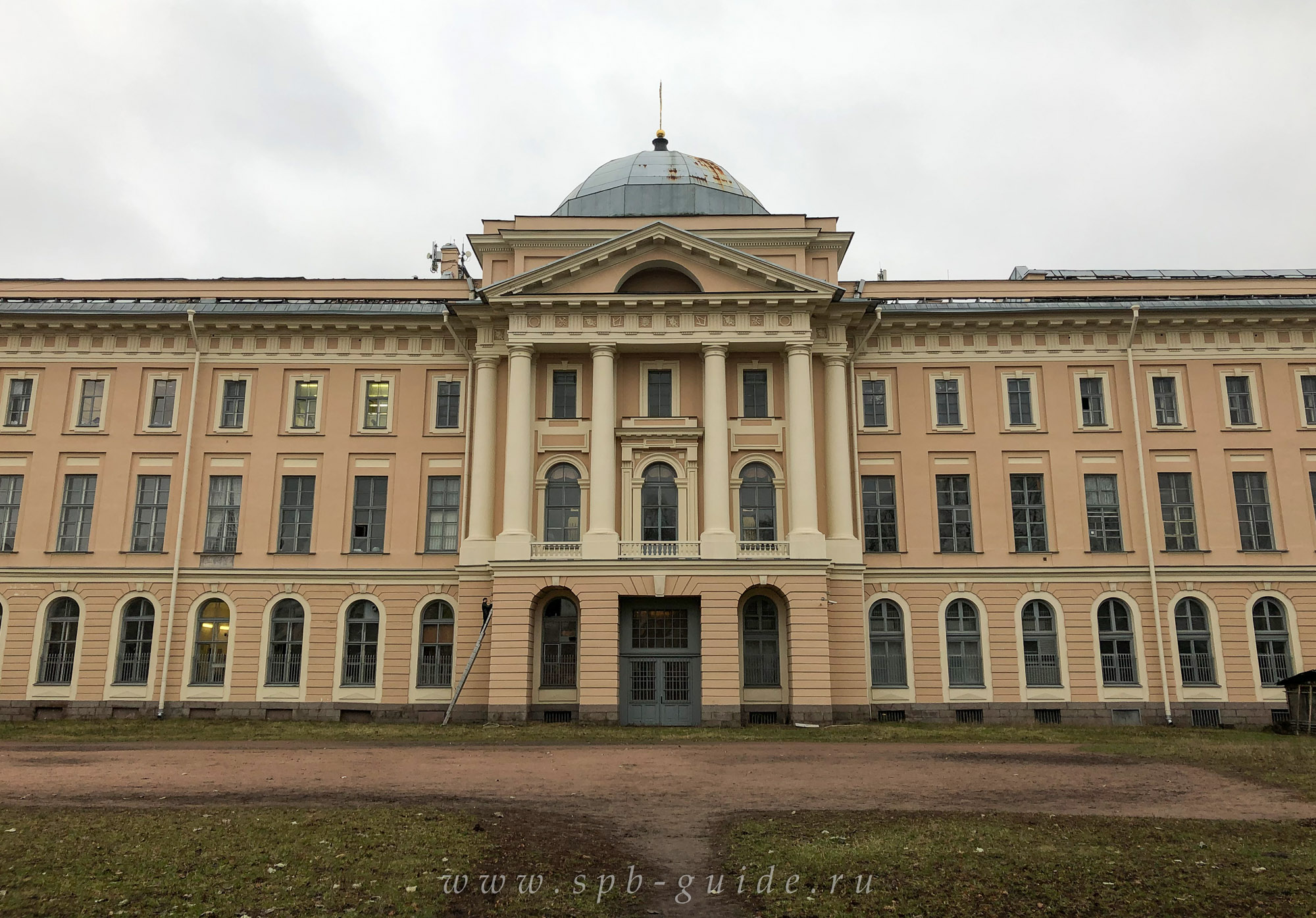 Здание Академии художеств в Петербурге