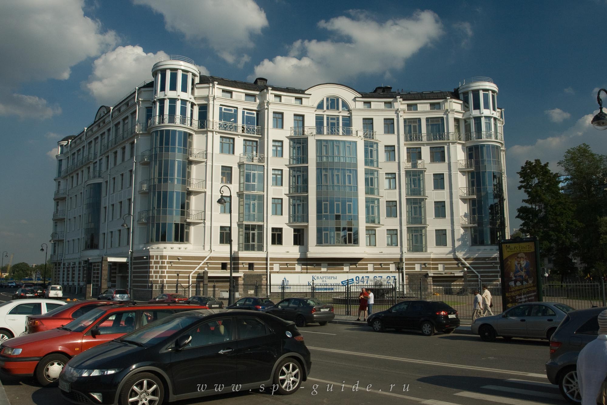 Крестовский остров, жилое здание