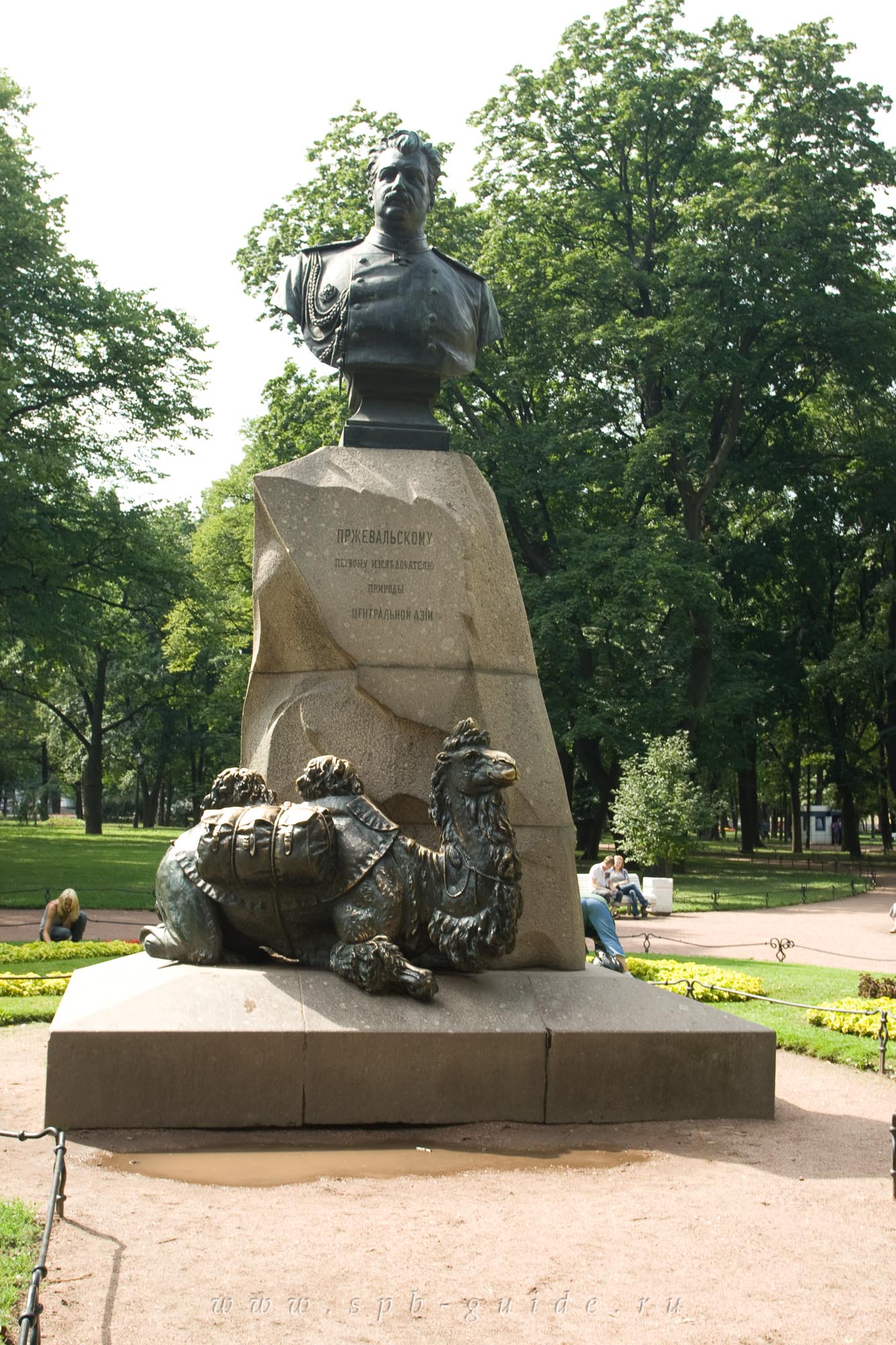 Памятник Н.М. Пржевальскому в Александровском саду
