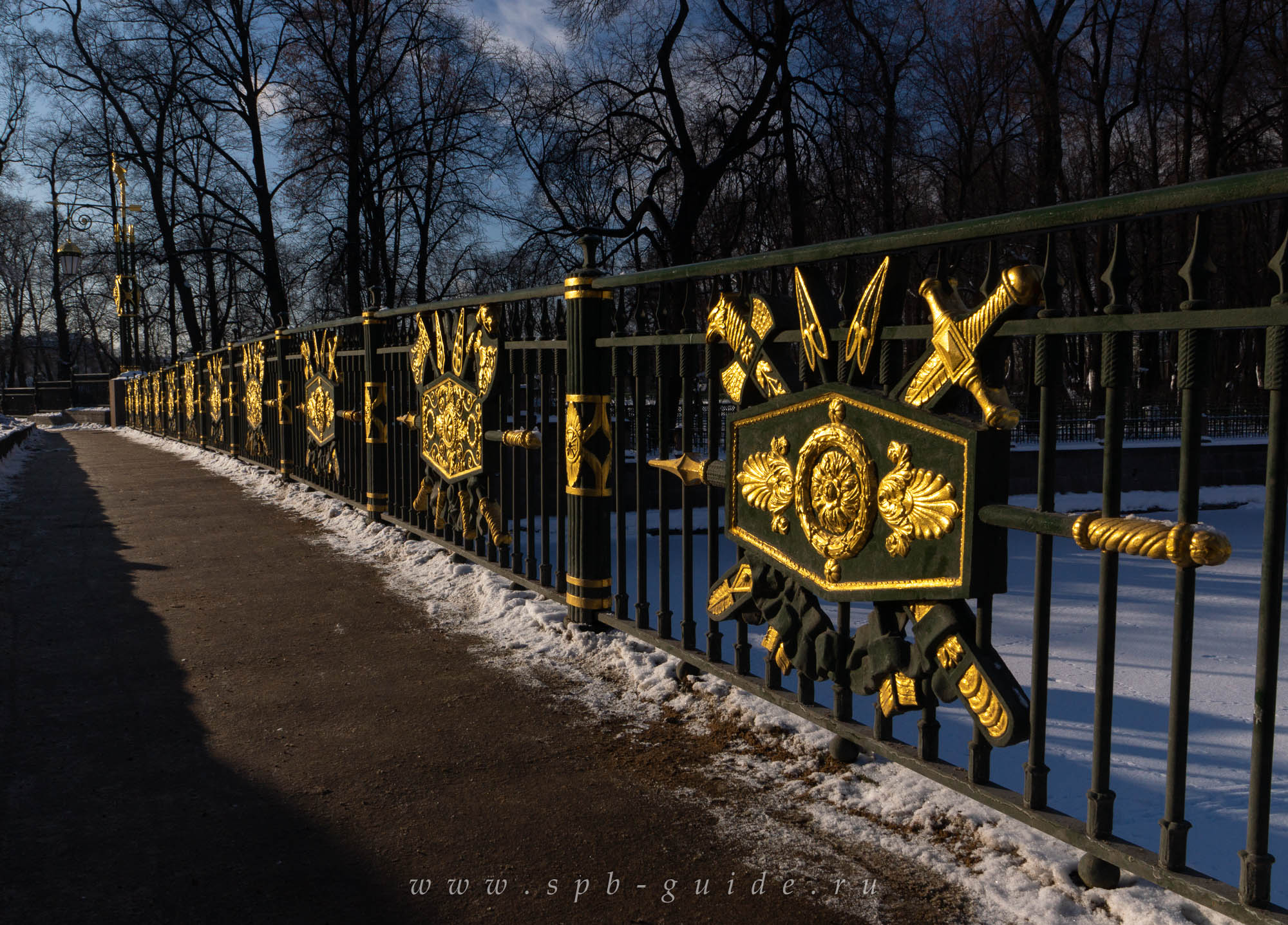 Позолоченная ограда Пантелеймоновского моста