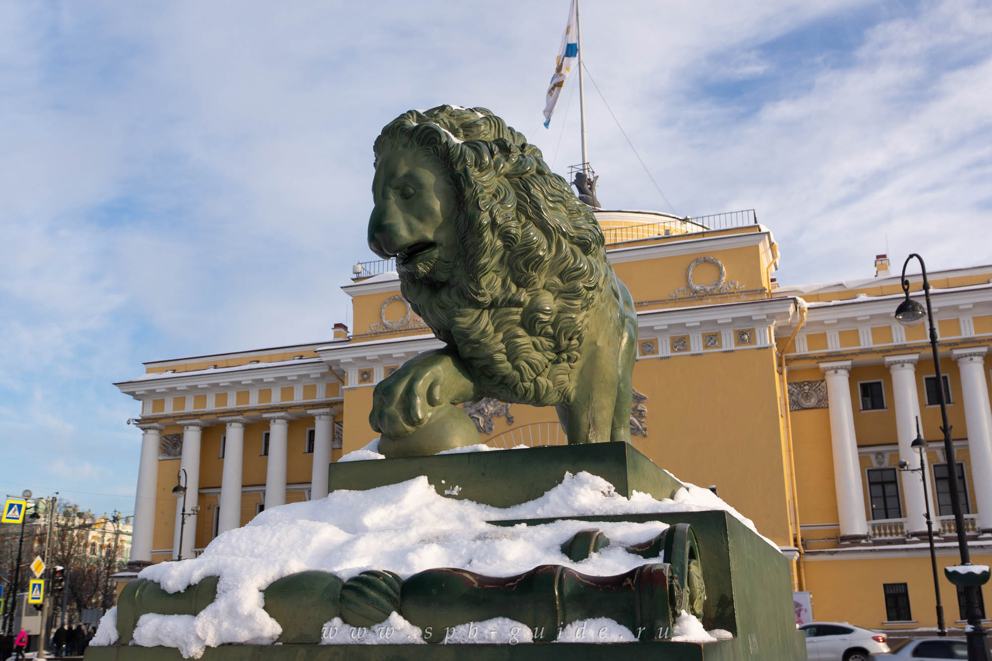 Лев держит лапу на шаре, чтобы не уснуть