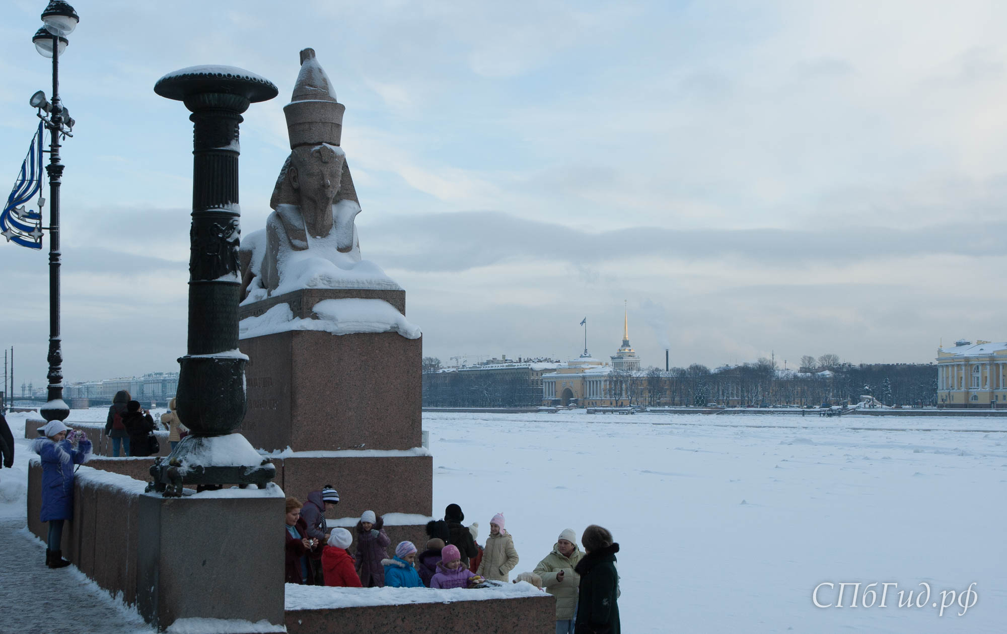 Пристань со сфинксами в Санкт-Петербурге
