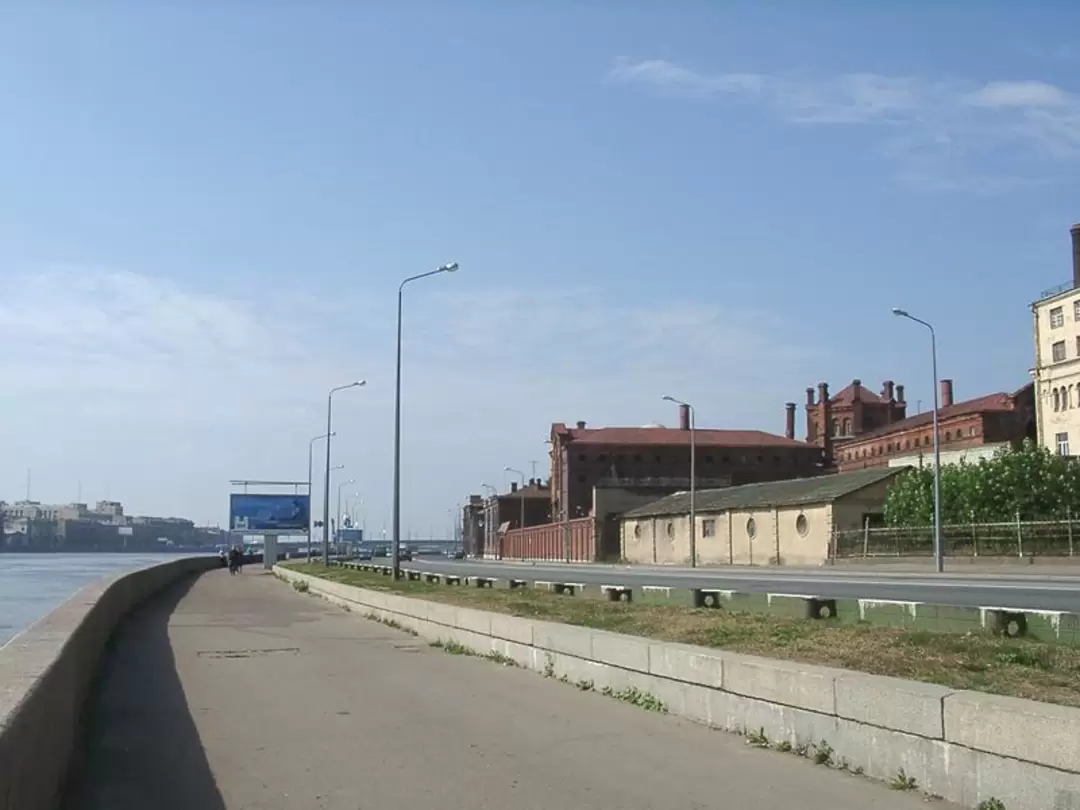 Арсенальная набережная в Санкт-Петербурге