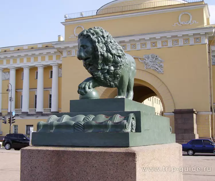 Лев на Адмиралтейской набережной