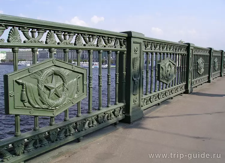 Ограда Дворцового моста