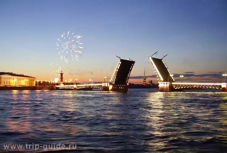 Праздничный салют на Неве во время развода мостов