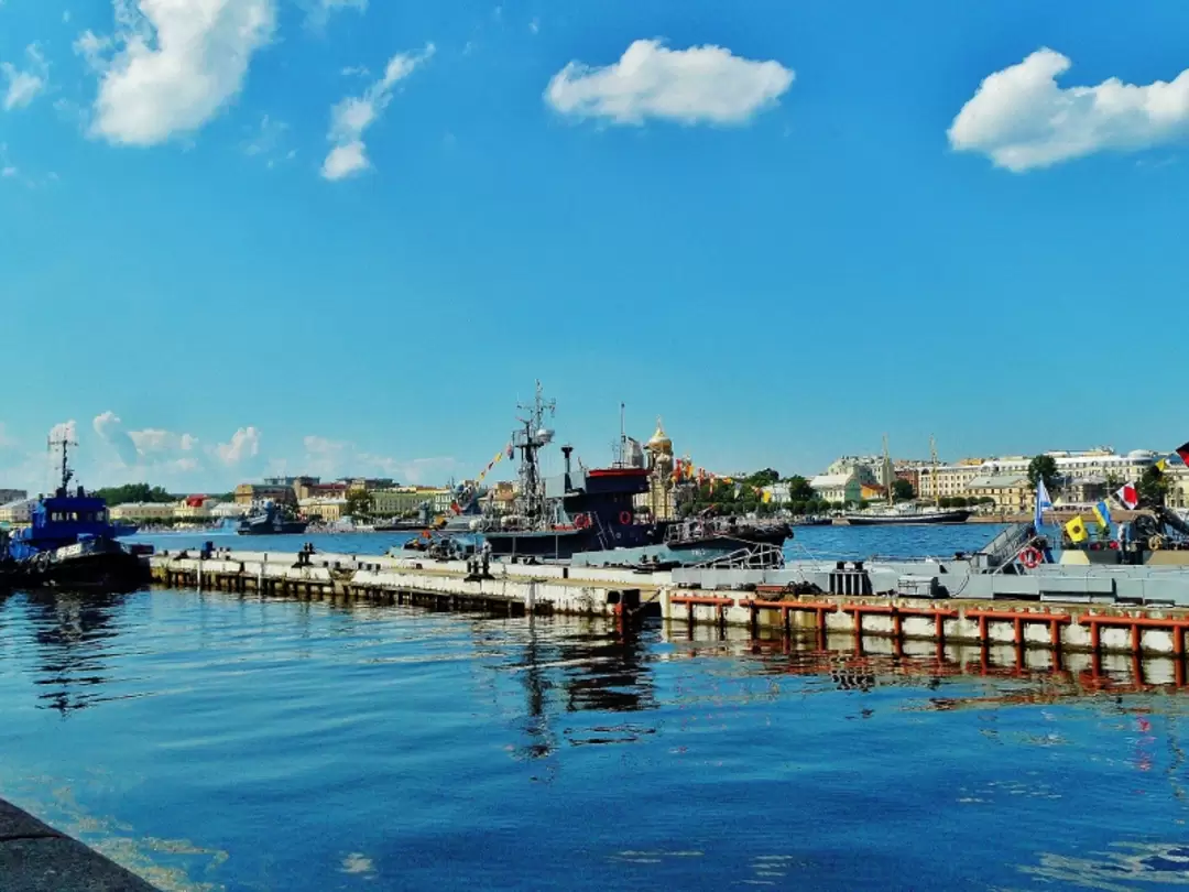 Причал Английской набережной в день ВМФ