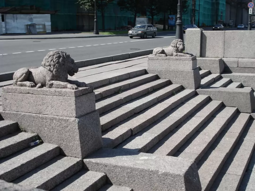 Пристань со львами на набережной Макарова