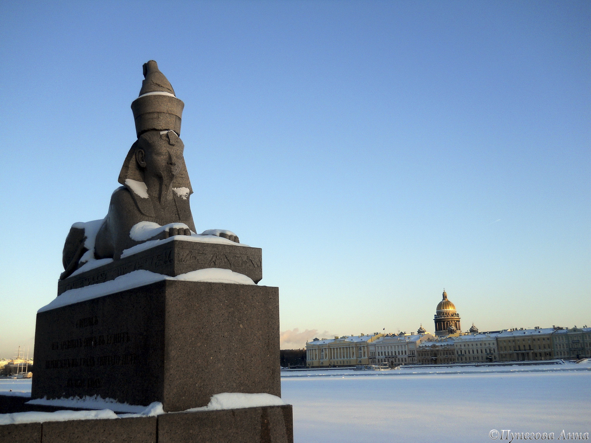 Гранитный сфинкс из древних Фив в Петербурге