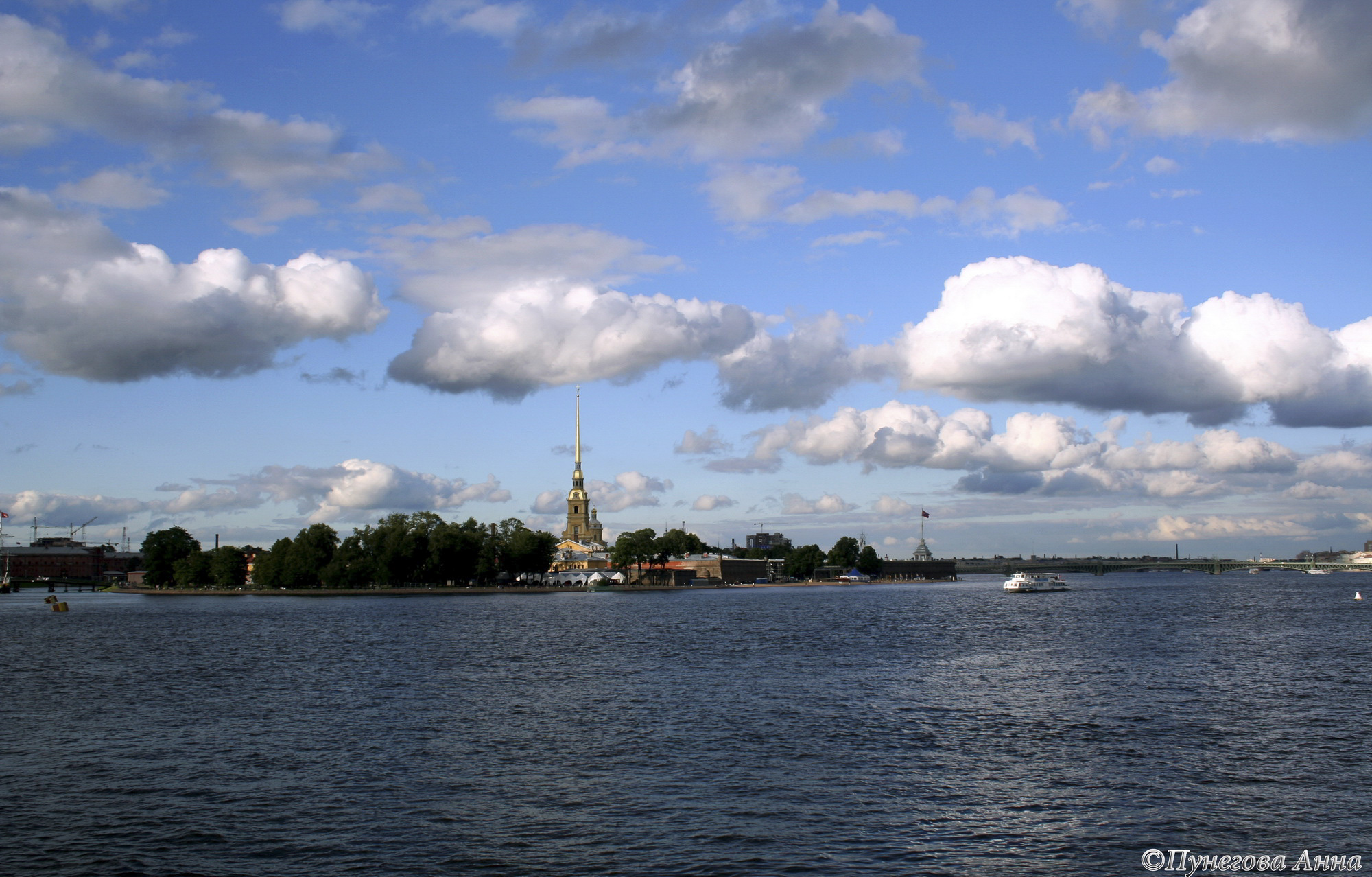 Простор Невы в центре Петербурга, вид на Петропавловскую крепость