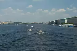 Река Нева в центре Санкт-Петербурга, вид с Дворцового моста Река Нева в центре Санкт-Петербурга, вид с Дворцового моста