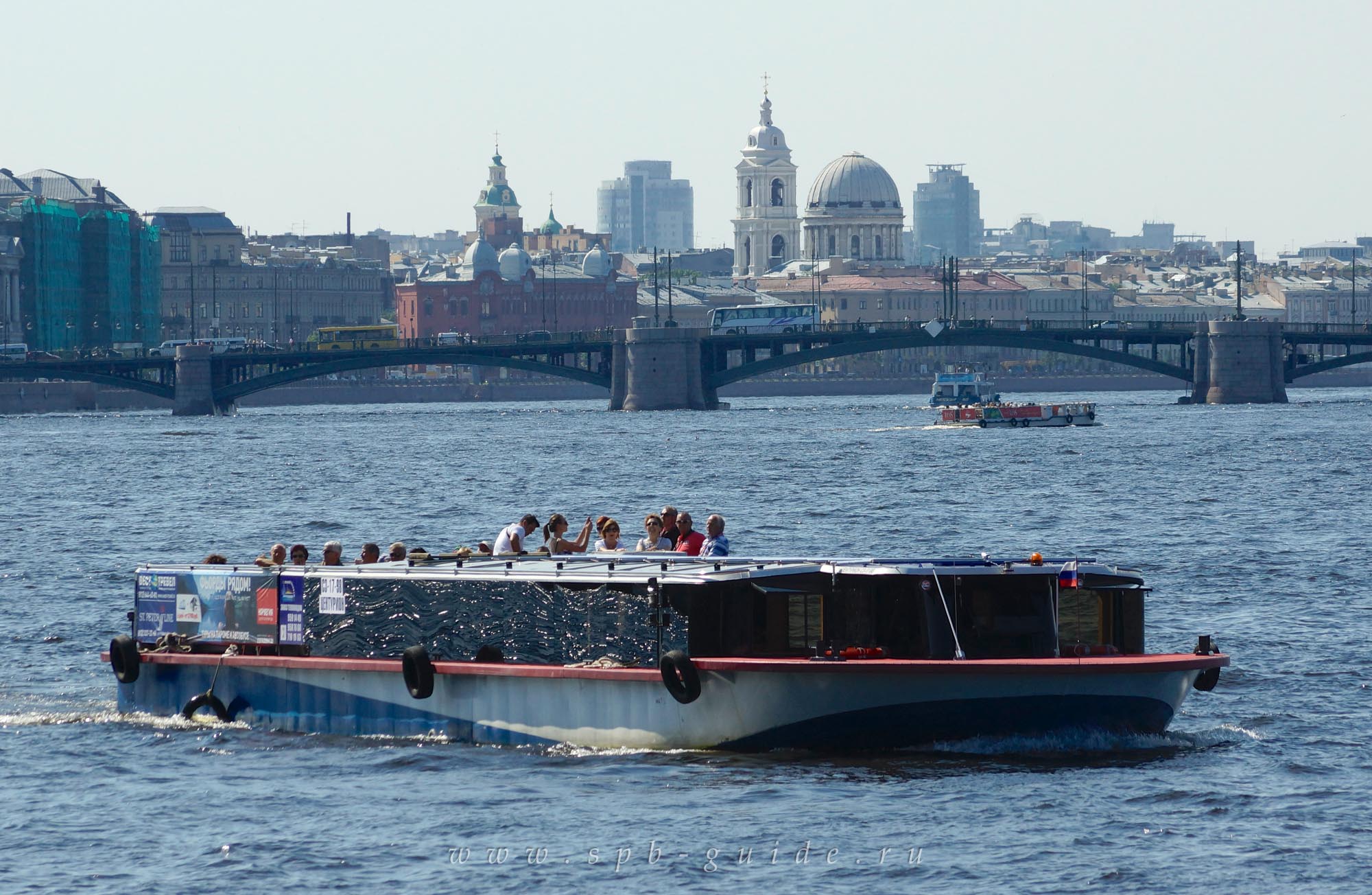 Река Нева, вид на Биржевой мост и прогулочный теплоход