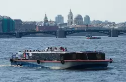 Прогулочный теплоход на Неве, Биржевой мост, вид на церковь святой великомученицы Екатерины Прогулочный теплоход на Неве, Биржевой мост, вид на церковь святой великомученицы Екатерины