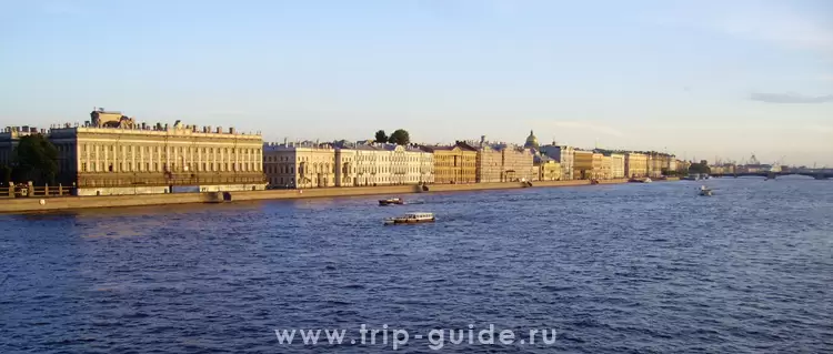 Вид на Дворцовую набережную с Троицкого моста